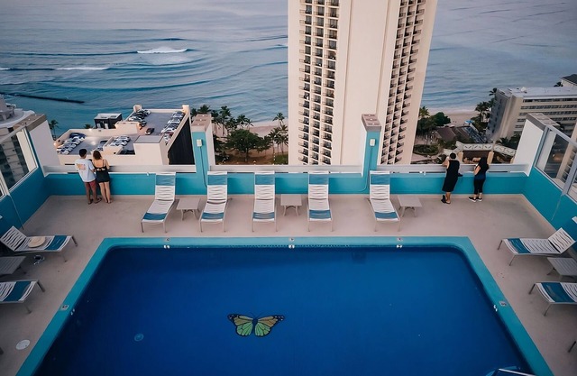 Tropical Waikiki Stay with Breathtaking Views and Modern Comforts