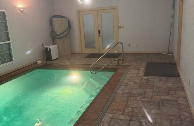 Troup TX, 3-bedroom handicapped house with Heated Indoor Pool.