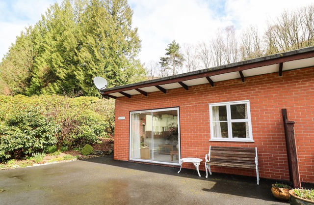 TROUT COTTAGE, with a garden in Llanwrthwl