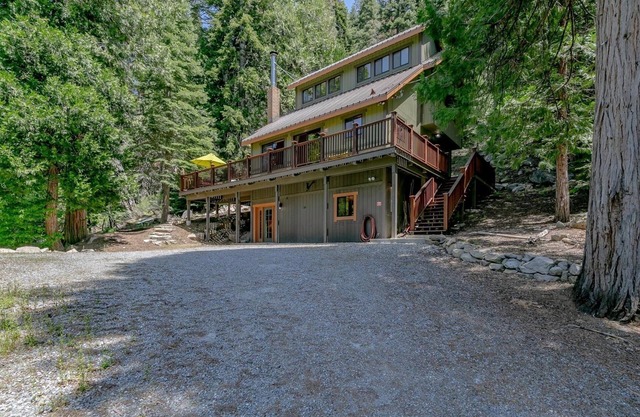 Tucked Away Cabin w/Amazing Views and Pool Table