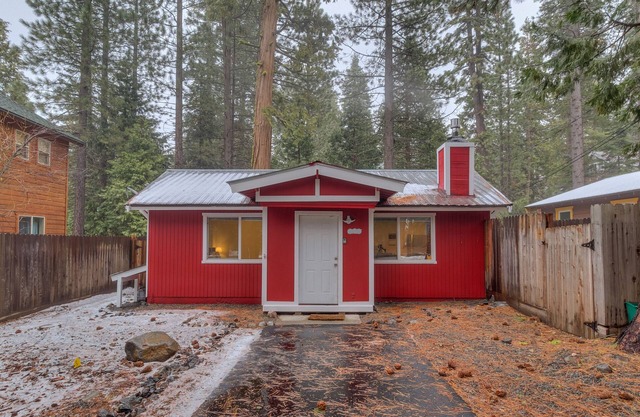 Tucked Inn - Cozy 1BR 1BA Cabin in Tahoma – Fenced Backyard, Dog Friendly