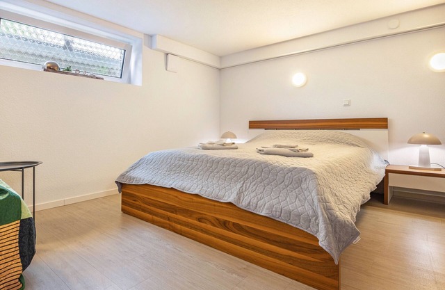 ‘TULIP PATH 3’, holiday & fitter basement flat with heart