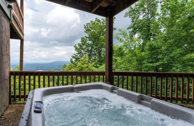 Turkey Hallow cabin with a private hot tub!