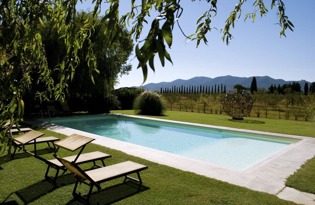 Tuscan farmhouse between nature and contemporary art