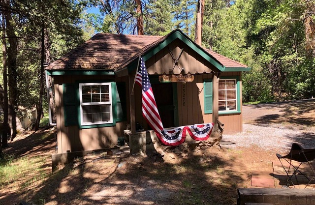 Twain Harte CA Cute Cozy Cabin Sleeps 4, 1 Bedroom, Hot Tub.