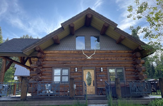 Tweek's Cabin- luxury cabin with yard, fire pit, and hot tub!nn