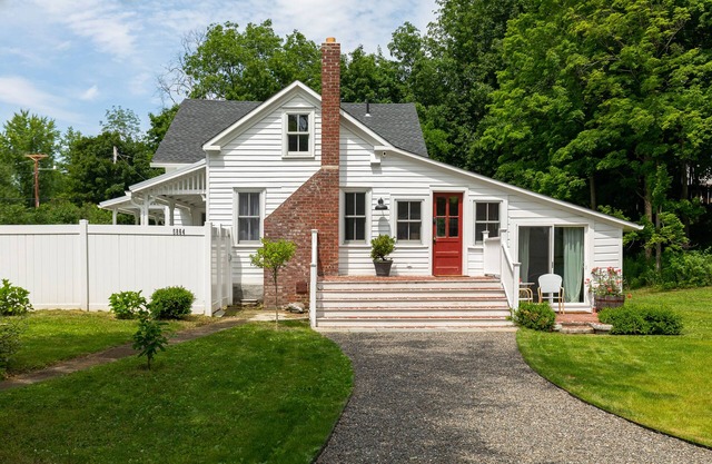 Twin Cedar Pond: Modern Farmhouse w/Sprawling Deck and Oversized Indoor Hot Tub