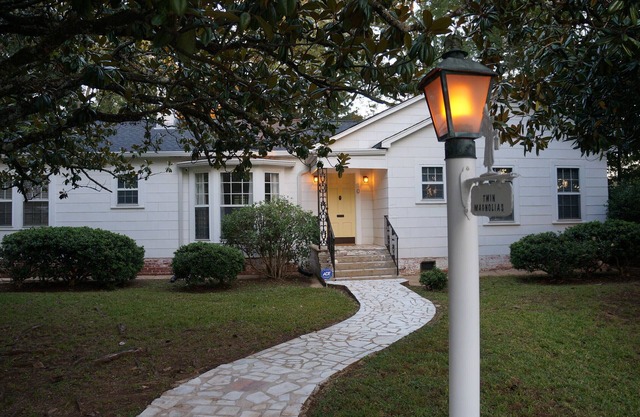 Twin Magnolias - Fully Remodeled early 20th Century home in downtown Sylacauga!