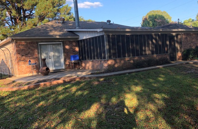 Twin Pines Lake House with direct access to water.