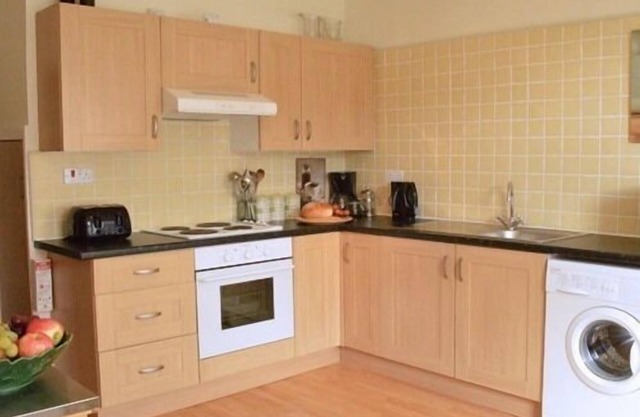 Two Bed Apartment-Private Bathroom-Field House