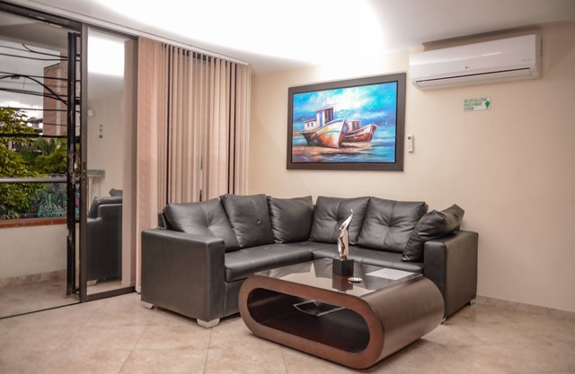 Two Bedroom AC Hot Tub, Balcony, Full kitchen Parque Poblado Big Bedroom apt 201