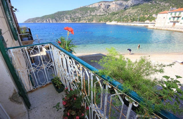 Two bedroom apartment near beach Komiža, Vis (A-8533-b)