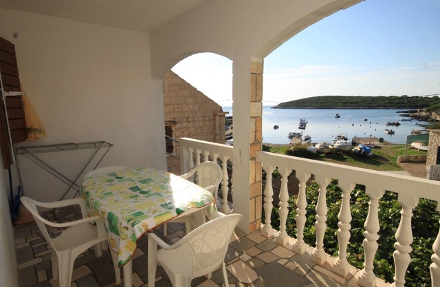 Two bedroom apartment near beach Rukavac, Vis (A-1154-c)