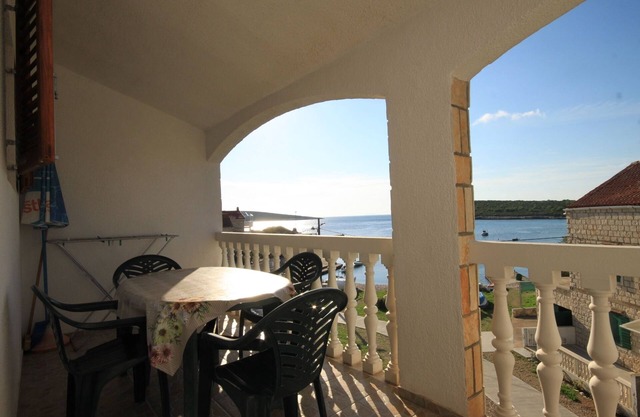 Two bedroom apartment near beach Rukavac, Vis (A-1154-e)