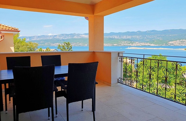 Two bedroom apartment with terrace and sea view Šilo, Krk (A-18685-b)