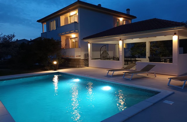 Two bedroom apartment with terrace Kampor, Rab (A-16865-a)