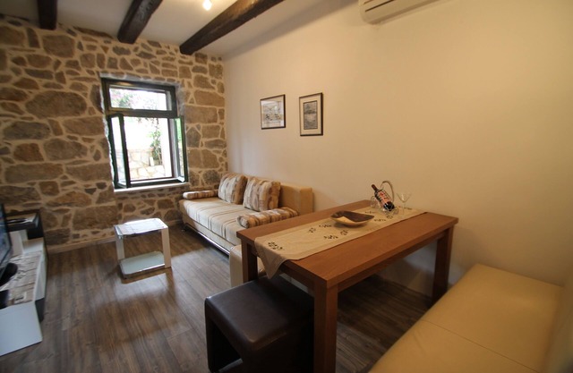 Two bedroom apartment with terrace Kampor, Rab (A-15518-b)