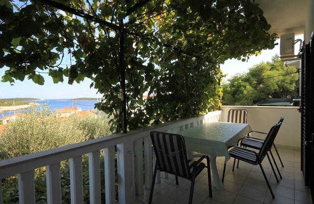Two bedroom apartment with terrace and sea view Rukavac, Vis (A-2411-a)
