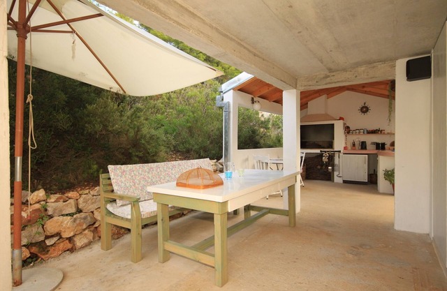 Two bedroom apartment with terrace and sea view Rukavac, Vis (A-8489-a)