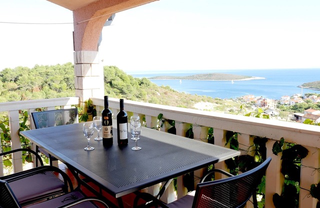 Two bedroom apartment with terrace and sea view Rukavac, Vis (A-8839-c)