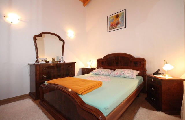 Two bedroom apartment with terrace and sea view Milna, Vis (A-8896-a)