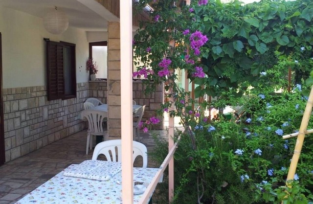 Two bedroom apartment with terrace and sea view Rukavac, Vis (A-13337-a)