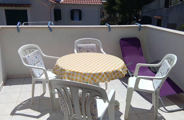 Two bedroom apartment with terrace and sea view Rukavac, Vis (A-13337-b)