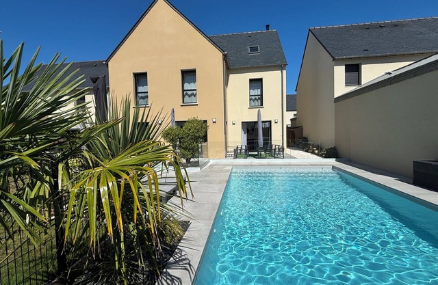Two minutes from Dinard, beautiful seaside villa with heated pool.