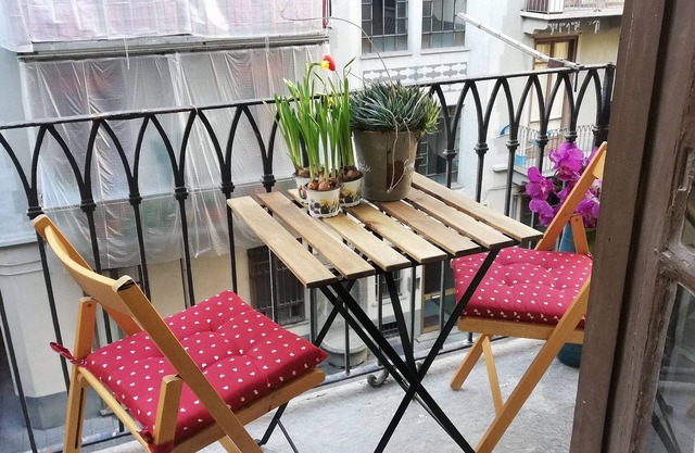 Two-room apartment downtown Porta Susa, sleeps 4, parking space, air conditioning