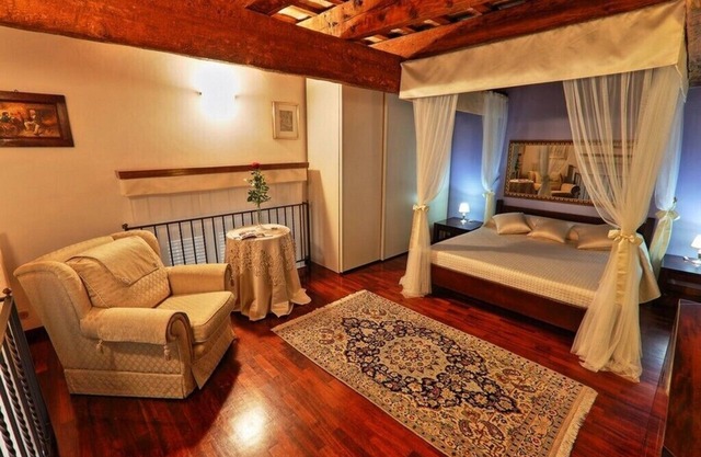 TWO-ROOM APARTMENT in Palazzo d'Epoca, air conditioning, from the SEA 6 Km