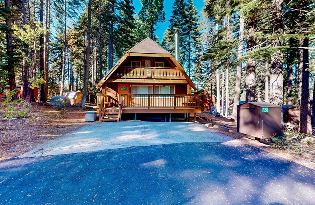 Two-story dog-friendly cabin with a wood fireplace, washer/dryer, & decks