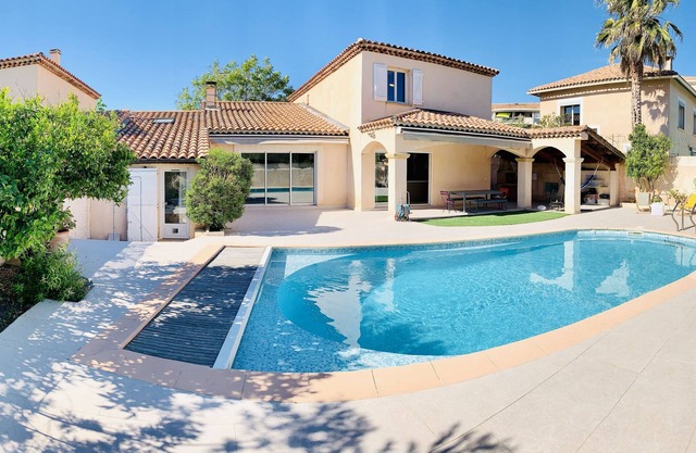 Ty'Bonheurs - Villa sleeps 8 with garden and pool, near the sea