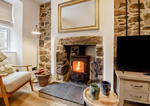 Ty Fin Cottage with Hot Tub