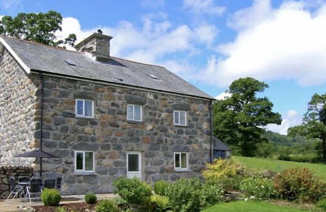 TY MAWR COTTAGE, family friendly, with hot tub in Llanuwchllyn