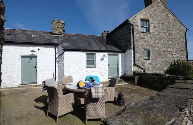 TY MAWR PORTHMADOG, pet friendly, with open fire in Porthmadog