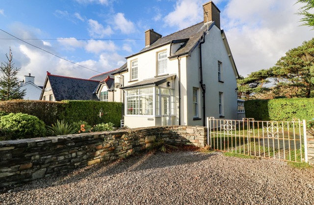 TY'R YSGOL, pet friendly, luxury holiday cottage in Morfa Bychan