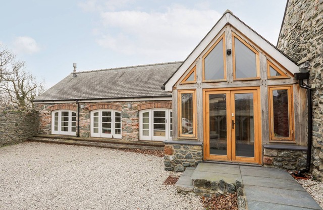 TY SIAM, pet friendly, luxury holiday cottage in Newborough