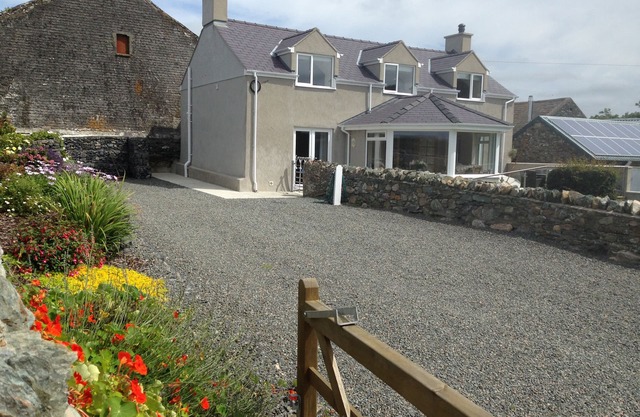 TY TOP, pet friendly, with open fire in Llanfaethlu