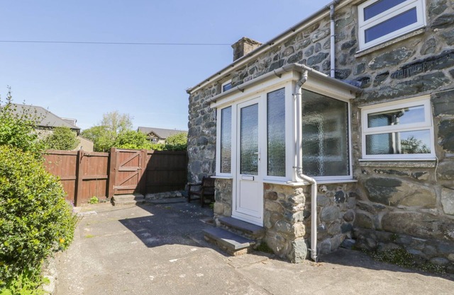 TY UCHAF, family friendly, with a garden in Dyffryn Ardudwy