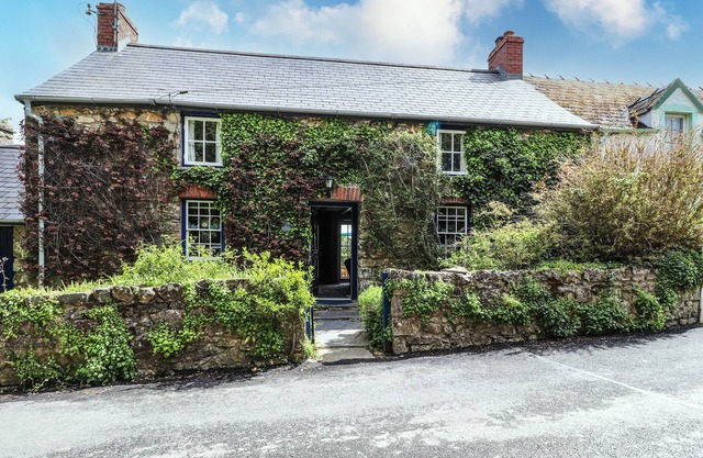 TYDDYN BACH, family friendly in Newport, Pembrokeshire
