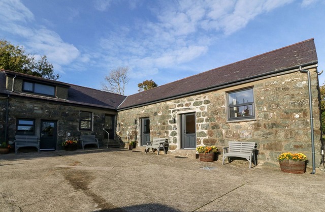 TYDDYN SIANEL - DERW, romantic, country holiday cottage in Criccieth