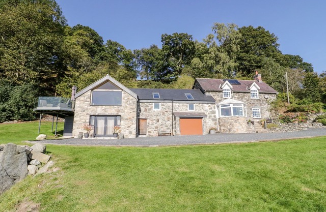 TYN LLWYN, pet friendly, character holiday cottage in Pencoed