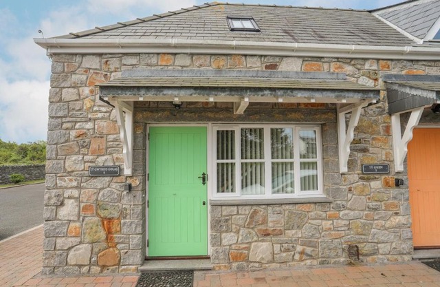 Tyn Towyn - Ty Gwyrdd Golau