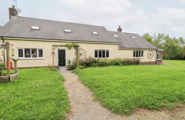 TYNEWYDD FIELDS, pet friendly, with pool in Cross Inn