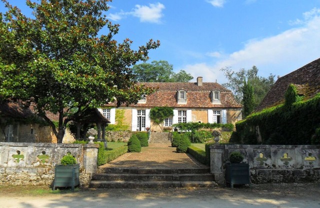 Typical mansion with pool in a haven of peace