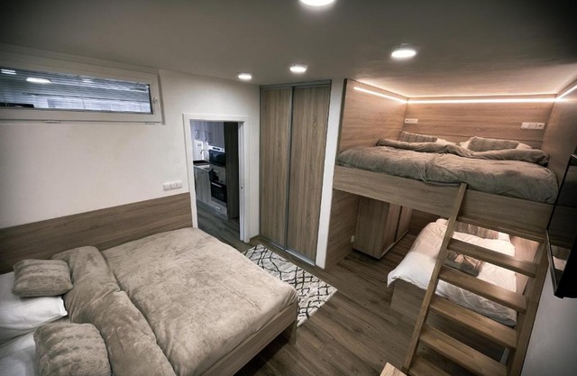 U Králíka, přízemní bezbarierové apartmány A,B,C,D - 50 metrů od vleku - přejdete v lyžácích, pod bobovou dráhou, parkování zdarma, lyžárna s vysoušeči bot,