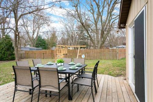 U of ND Oasis Cozy Minimalist 4bd with Outdoor Deck and Playground