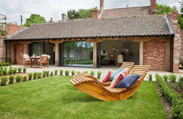 Ultimate romantic retreat, close to beach & walkable pub
