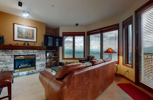 Ultimate Summer Get-A-Way. Unbeatable Views, Private Laundry, Near Trails