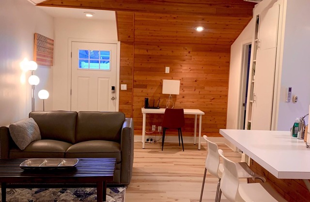 Ultra Contemporary Guest Suite located in the heart of Sherman Oaks